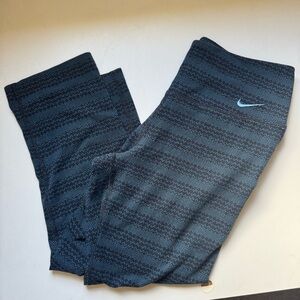 Nike legend crop capri legging